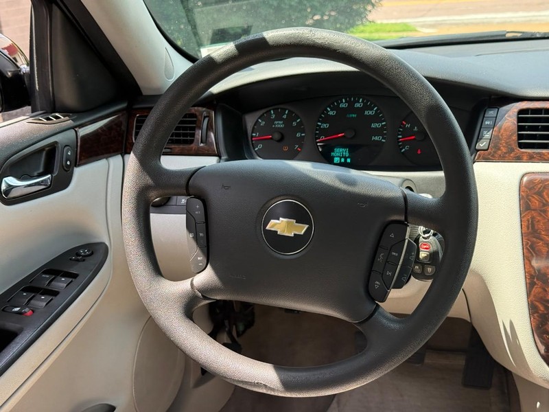 Chevrolet Impala Limited Vehicle Full-screen Gallery Image 11