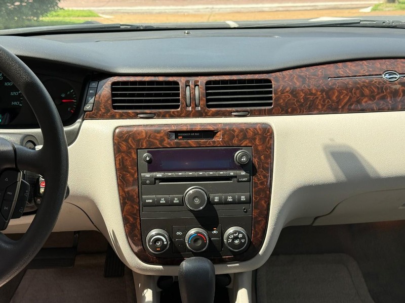 Chevrolet Impala Limited Vehicle Full-screen Gallery Image 12