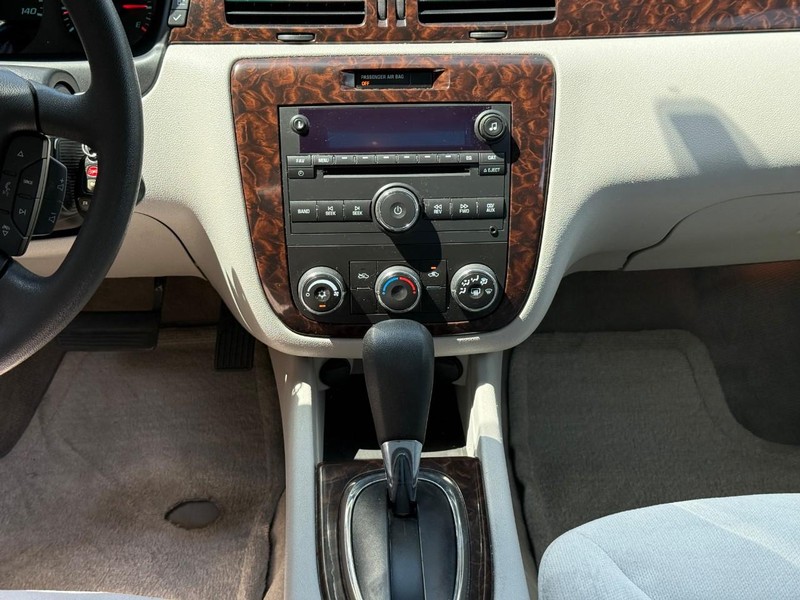 Chevrolet Impala Limited Vehicle Full-screen Gallery Image 13