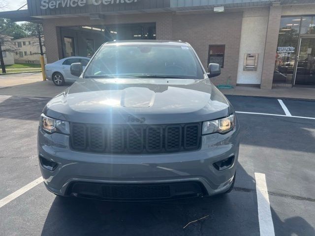 Jeep Grand Cherokee Vehicle Full-screen Gallery Image 03