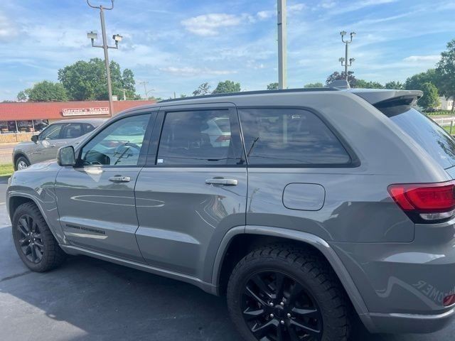 Jeep Grand Cherokee Vehicle Full-screen Gallery Image 07