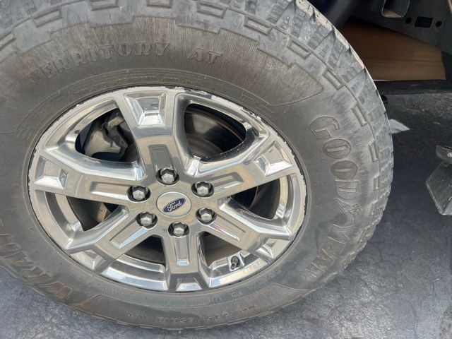 Ford F-150 Vehicle Full-screen Gallery Image 4