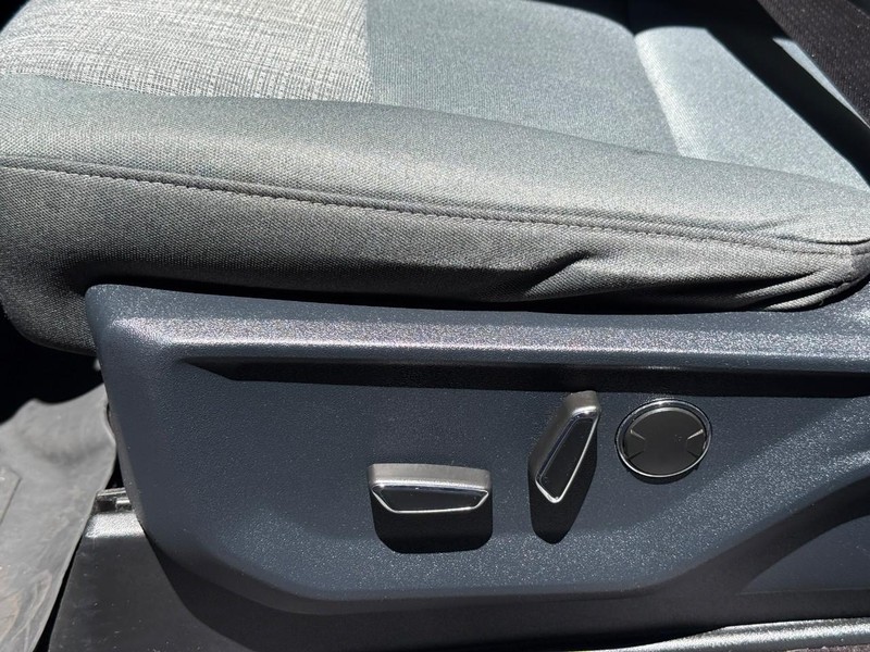 Ford F-150 Vehicle Full-screen Gallery Image 17