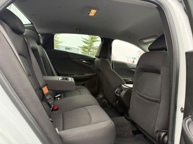 Chevrolet Malibu Vehicle Full-screen Gallery Image 10
