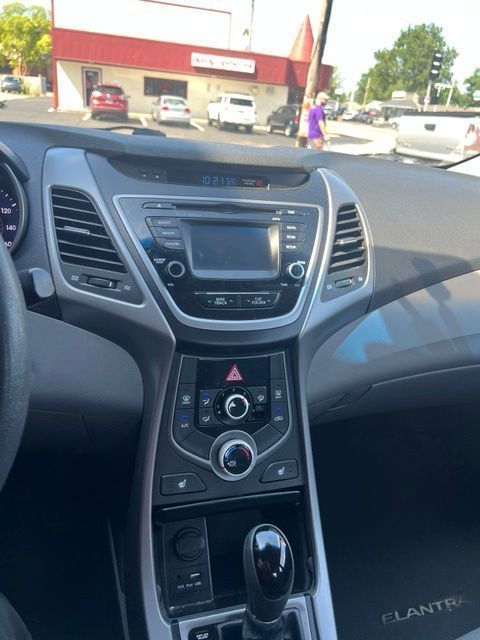 Hyundai Elantra Vehicle Full-screen Gallery Image 05
