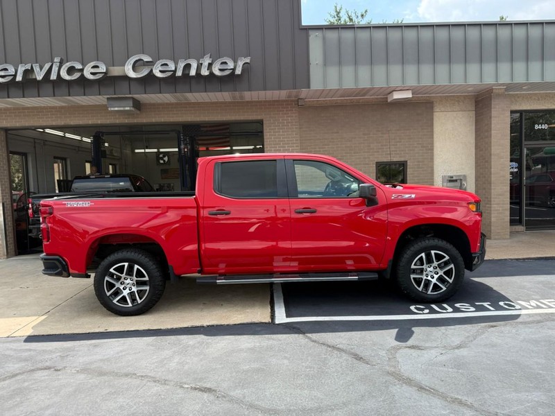 Chevrolet Silverado 1500 Vehicle Full-screen Gallery Image 2