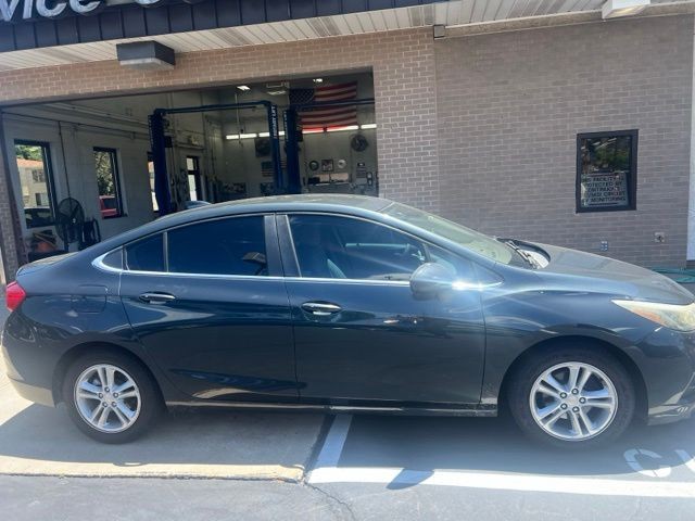 Chevrolet Cruze Vehicle Full-screen Gallery Image 3