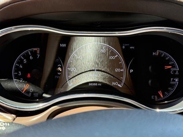 Jeep Grand Cherokee Vehicle Full-screen Gallery Image 21
