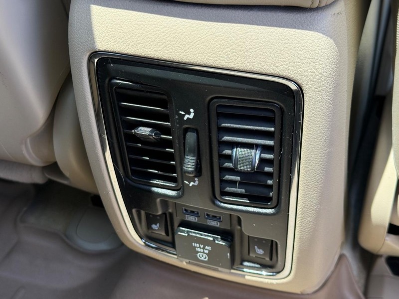 Jeep Grand Cherokee Vehicle Full-screen Gallery Image 11