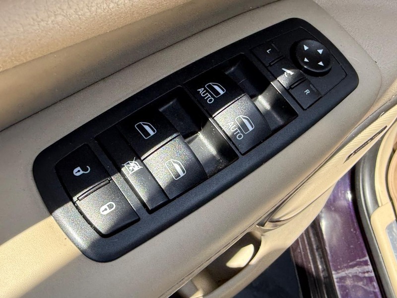 Jeep Grand Cherokee Vehicle Full-screen Gallery Image 16