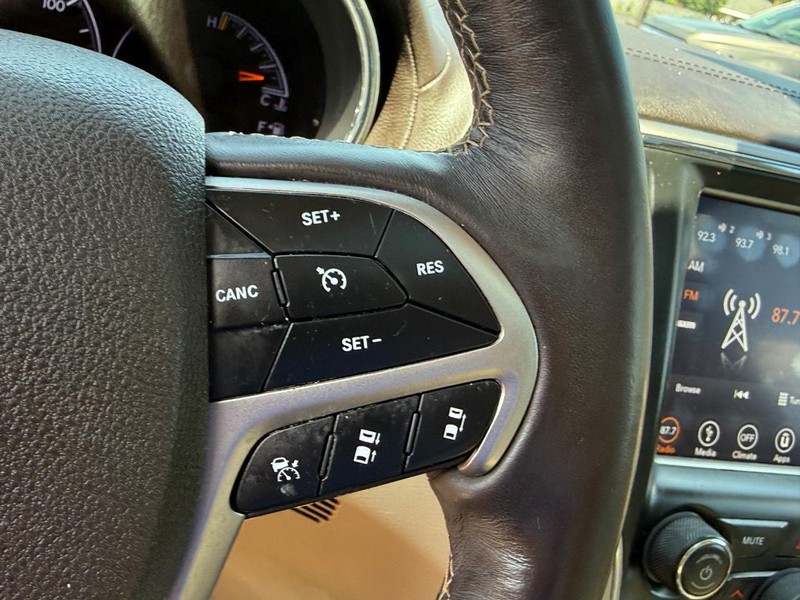 Jeep Grand Cherokee Vehicle Full-screen Gallery Image 20