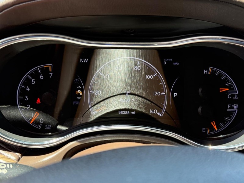 Jeep Grand Cherokee Vehicle Full-screen Gallery Image 21