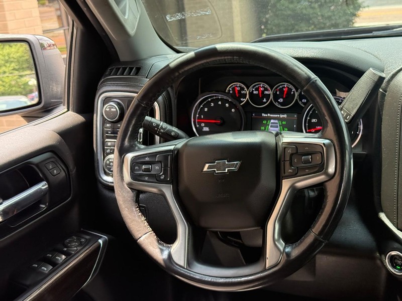 Chevrolet Silverado 1500 LTD Vehicle Full-screen Gallery Image 12