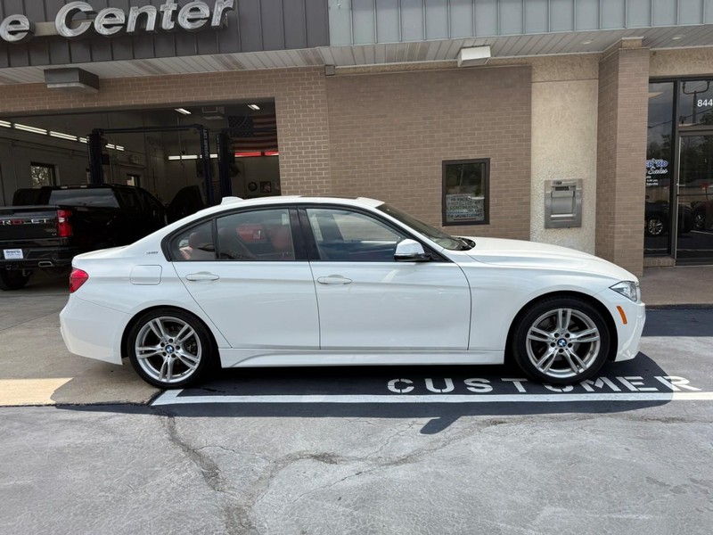 BMW 3 Series Vehicle Full-screen Gallery Image 2