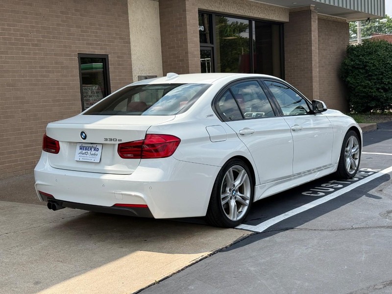 BMW 3 Series Vehicle Full-screen Gallery Image 3