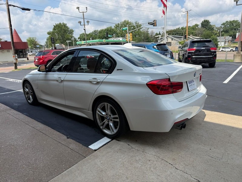 BMW 3 Series Vehicle Full-screen Gallery Image 4