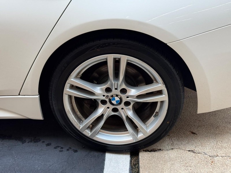 BMW 3 Series Vehicle Full-screen Gallery Image 5