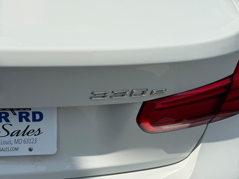 BMW 3 Series Vehicle Full-screen Gallery Image 6