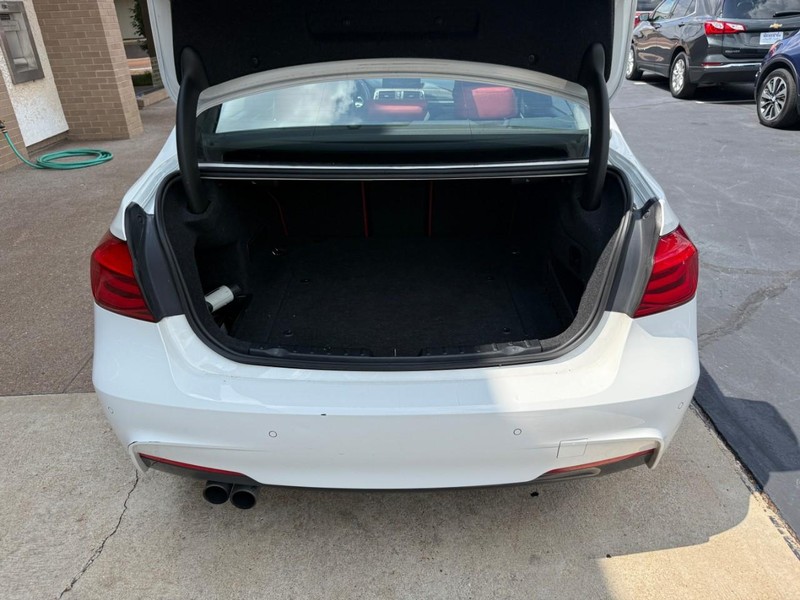 BMW 3 Series Vehicle Full-screen Gallery Image 7