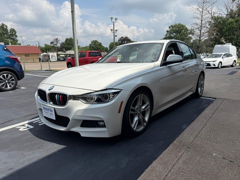 BMW 3 Series Vehicle Full-screen Gallery Image 9