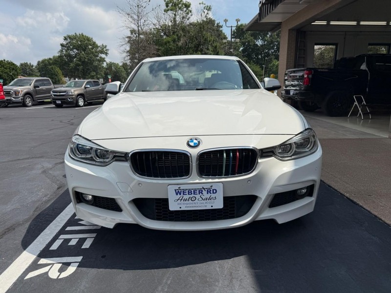 BMW 3 Series Vehicle Full-screen Gallery Image 10