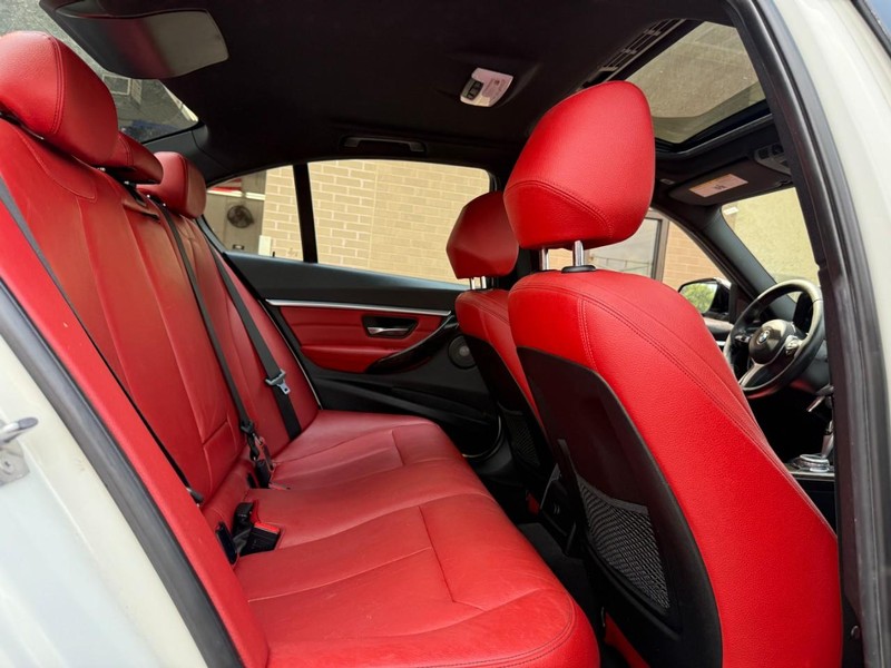 BMW 3 Series Vehicle Full-screen Gallery Image 11