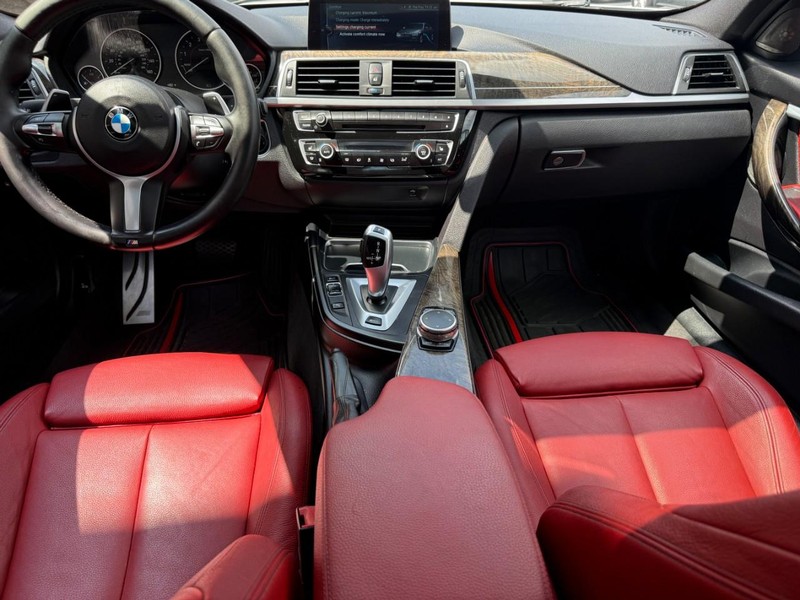 BMW 3 Series Vehicle Full-screen Gallery Image 12