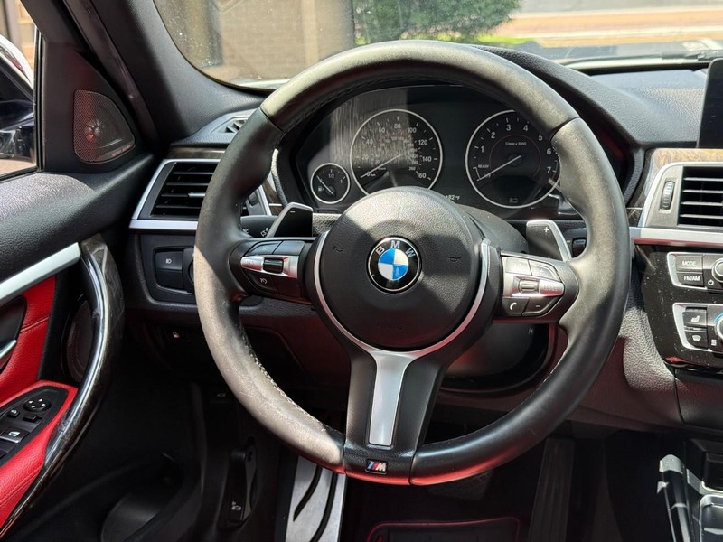 BMW 3 Series Vehicle Full-screen Gallery Image 13