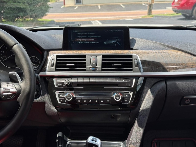 BMW 3 Series Vehicle Full-screen Gallery Image 14