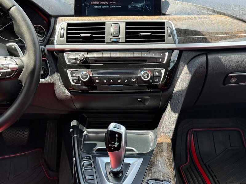 BMW 3 Series Vehicle Full-screen Gallery Image 15