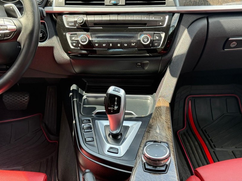 BMW 3 Series Vehicle Full-screen Gallery Image 16