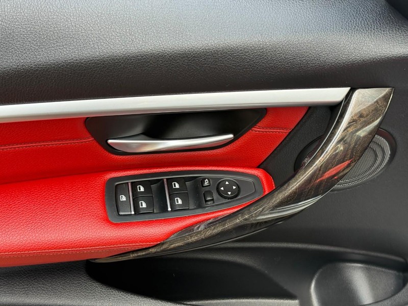 BMW 3 Series Vehicle Full-screen Gallery Image 17