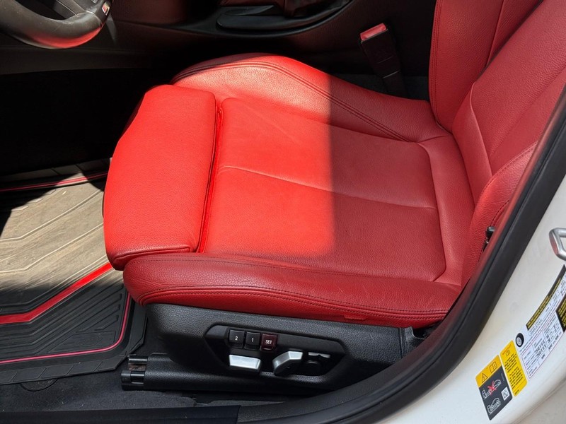 BMW 3 Series Vehicle Full-screen Gallery Image 18