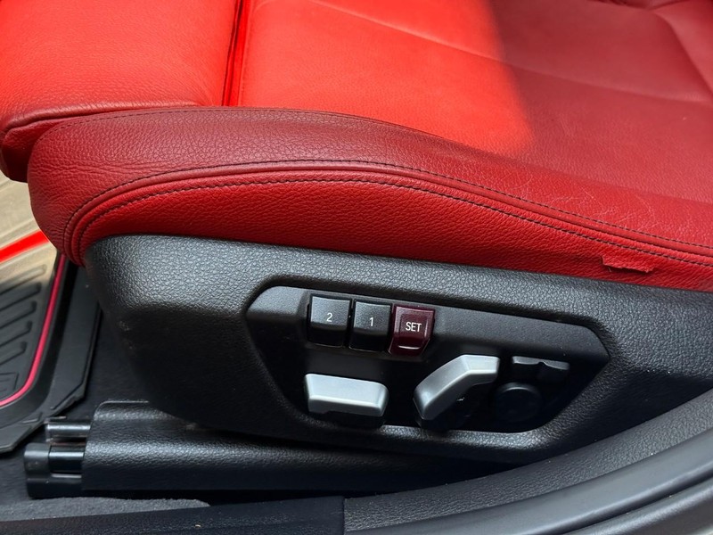 BMW 3 Series Vehicle Full-screen Gallery Image 19