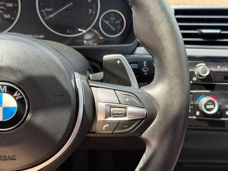 BMW 3 Series Vehicle Full-screen Gallery Image 21