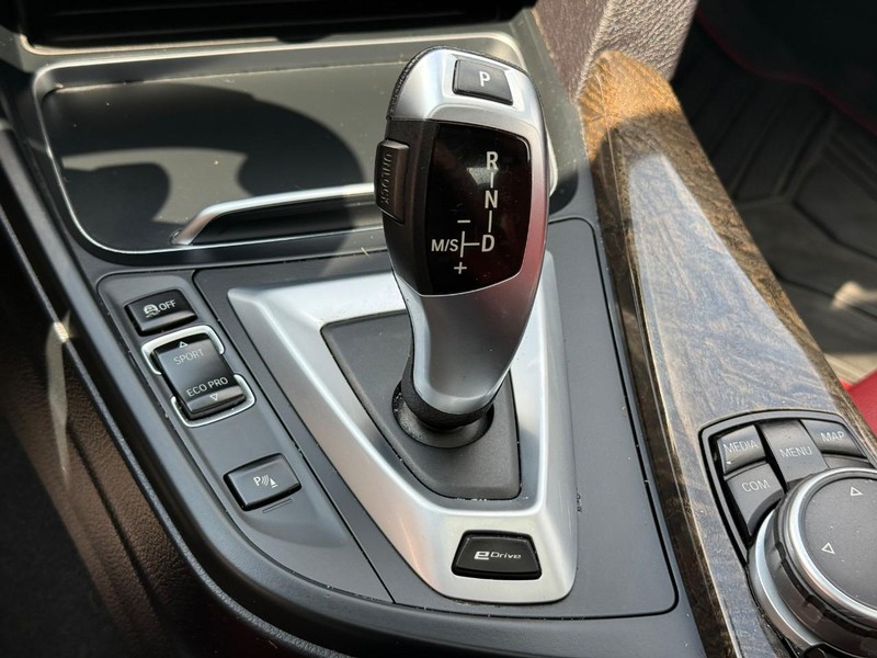 BMW 3 Series Vehicle Full-screen Gallery Image 22