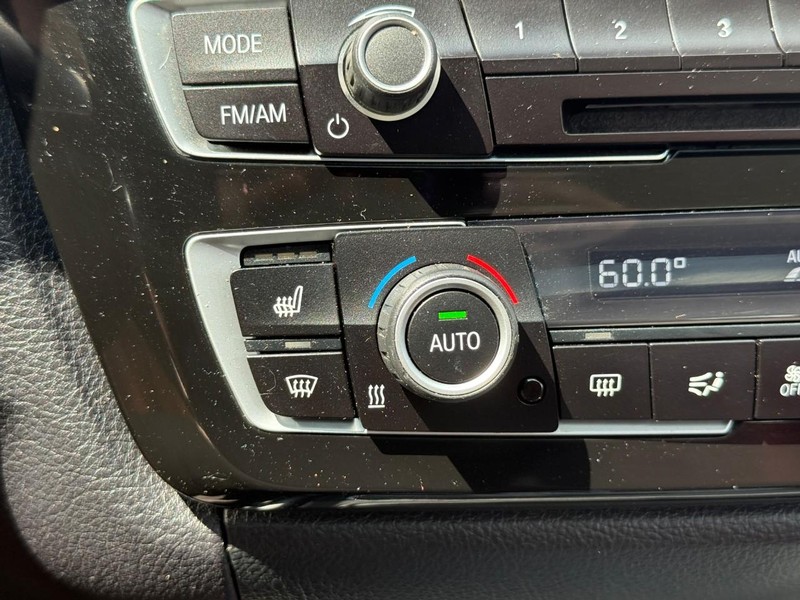 BMW 3 Series Vehicle Full-screen Gallery Image 23
