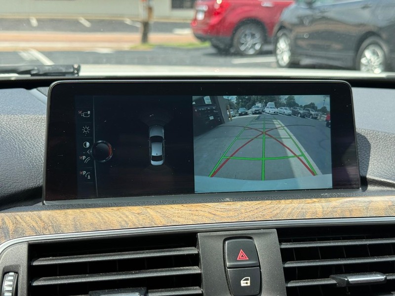 BMW 3 Series Vehicle Full-screen Gallery Image 24