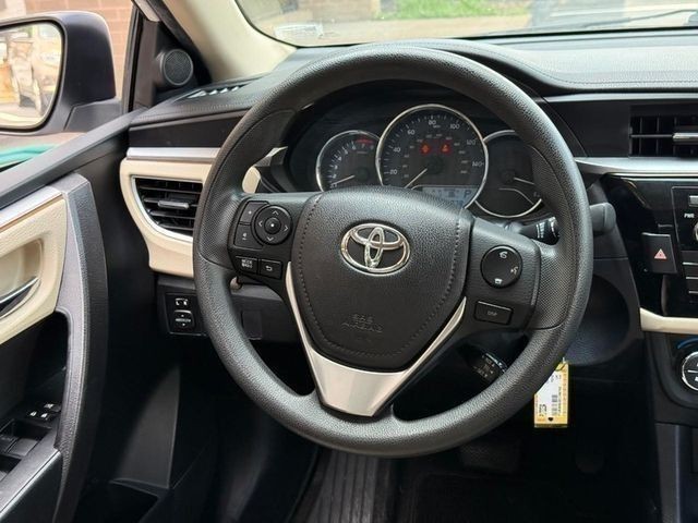 Toyota Corolla Vehicle Full-screen Gallery Image 11