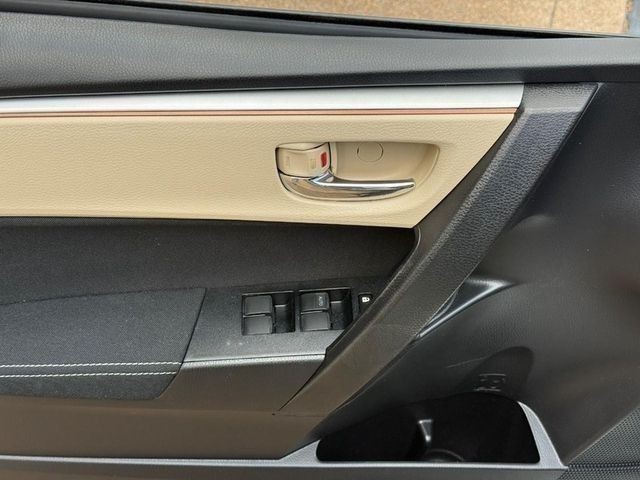 Toyota Corolla Vehicle Full-screen Gallery Image 15