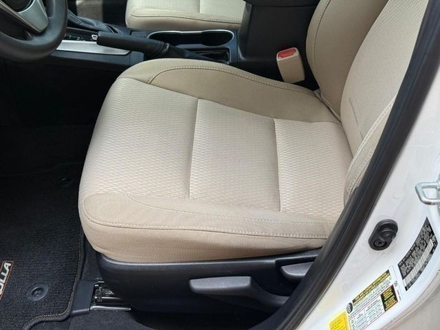 Toyota Corolla Vehicle Full-screen Gallery Image 16