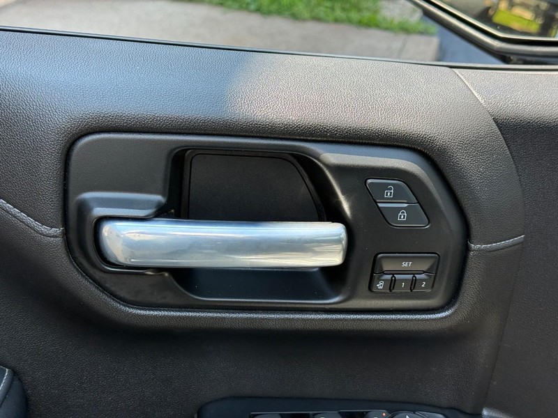 Chevrolet Silverado 1500 Vehicle Full-screen Gallery Image 16