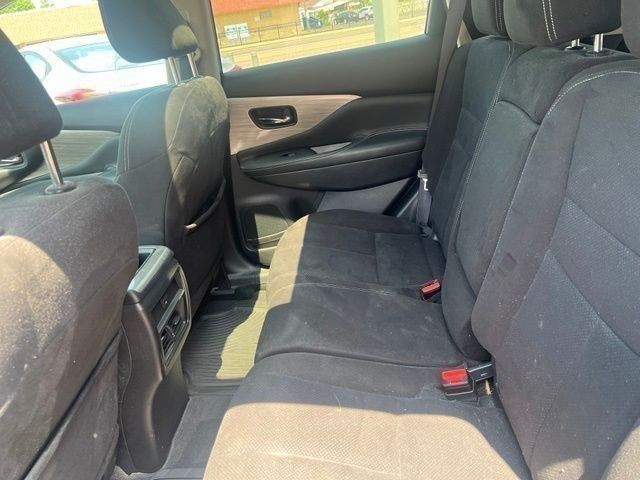 Nissan Murano Vehicle Full-screen Gallery Image 10