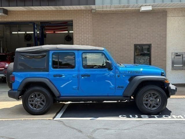 Jeep Wrangler Vehicle Full-screen Gallery Image 2