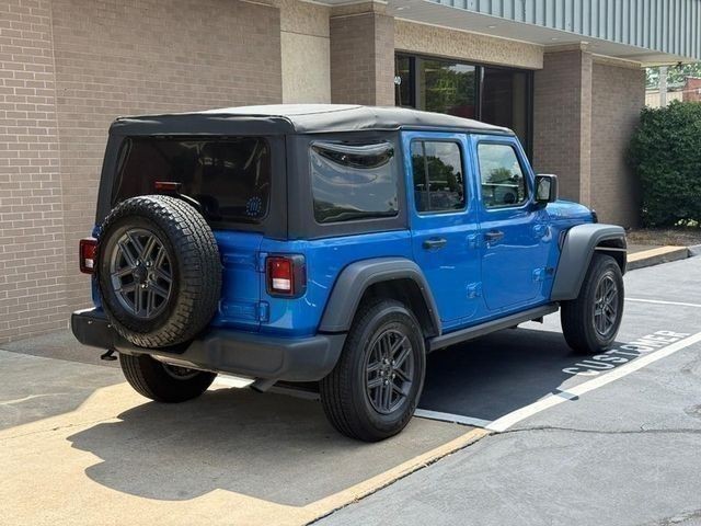 Jeep Wrangler Vehicle Full-screen Gallery Image 3