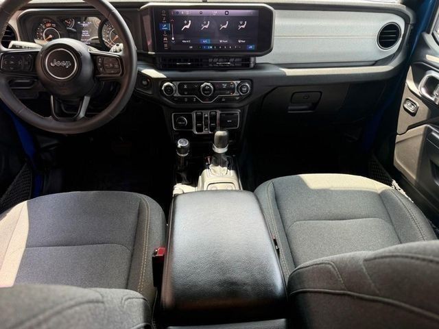 Jeep Wrangler Vehicle Full-screen Gallery Image 11