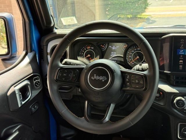 Jeep Wrangler Vehicle Full-screen Gallery Image 12