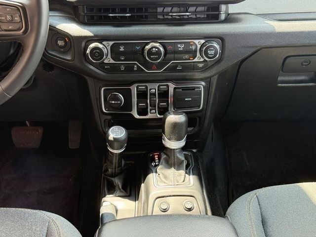 Jeep Wrangler Vehicle Full-screen Gallery Image 14