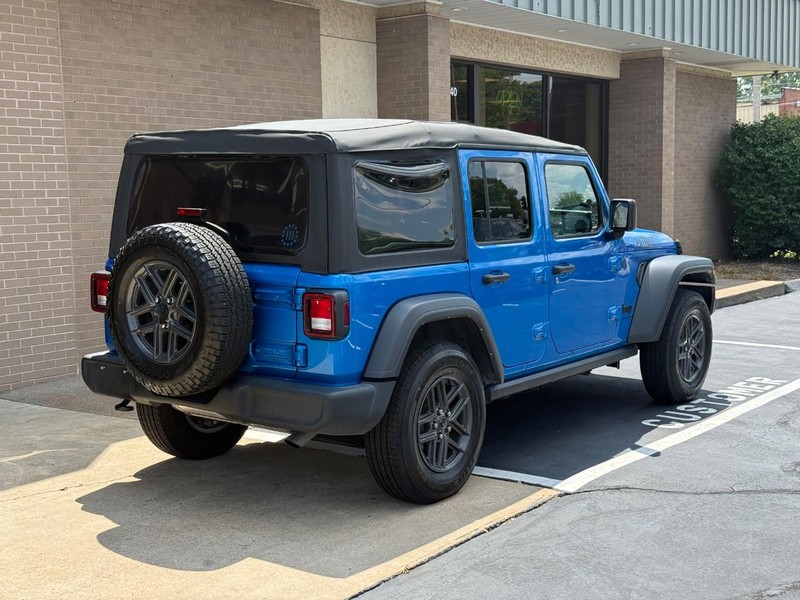 Jeep Wrangler Vehicle Full-screen Gallery Image 03