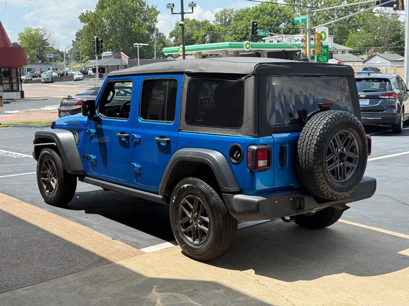 Jeep Wrangler Vehicle Full-screen Gallery Image 04